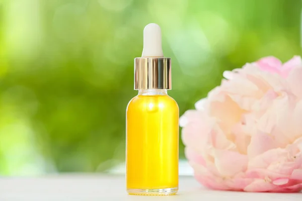 Bottle Essential Oil Flower Table Outdoors — Stock Photo, Image