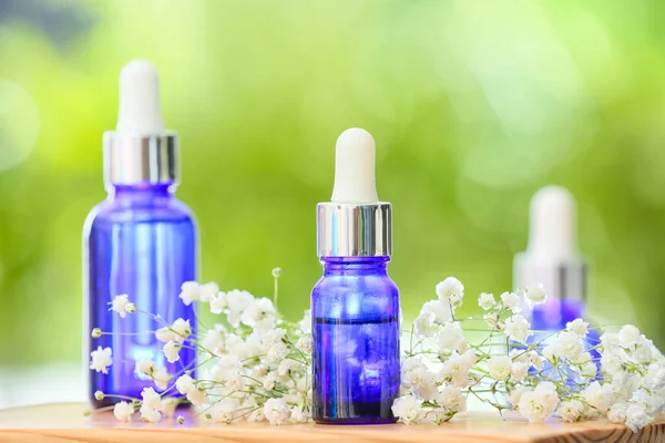Bottles Essential Oil Flowers Table Outdoors Closeup — Stock Photo, Image