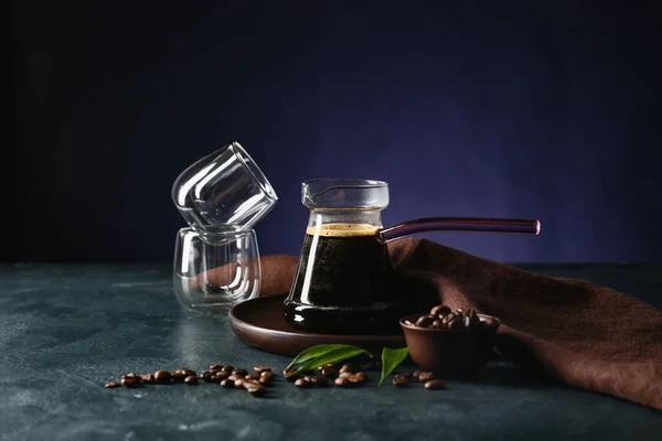 Composizione Con Caffè Aromatico Turco Fagioli Fondo Colore Scuro — Foto Stock