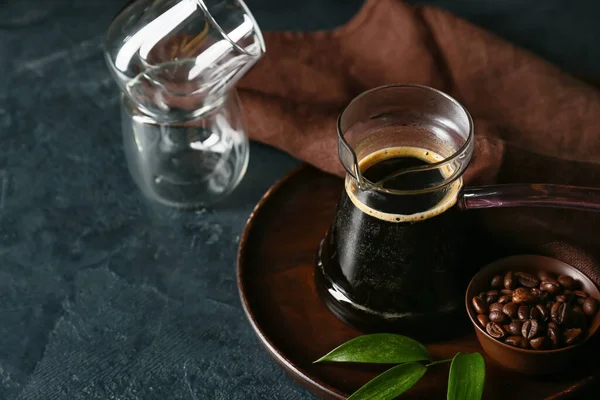 Samenstelling Met Aromatische Turkse Koffie Bonen Donkere Achtergrond — Stockfoto