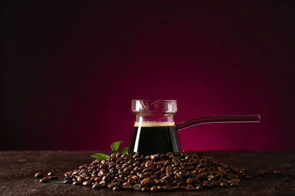 Pote Com Café Turco Aromático Grãos Fundo Cor Escura — Fotografia de Stock