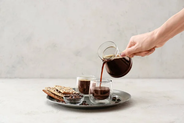 Frau Gießt Kaffee Aus Kanne Tasse Auf Hellem Hintergrund — Stockfoto