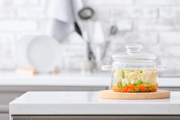 Stijlvolle Kookpot Met Lekkere Soep Het Aanrecht — Stockfoto