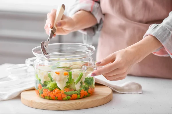 Vrouw Kookt Smakelijke Soep Keuken — Stockfoto