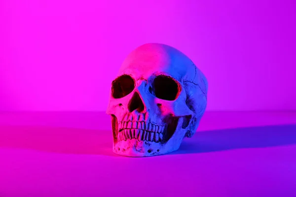 Calavera Humana Sobre Fondo Color Oscuro — Foto de Stock