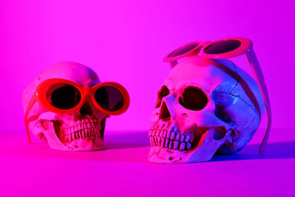 Menschliche Totenköpfe Mit Sonnenbrille Auf Dunklem Hintergrund — Stockfoto