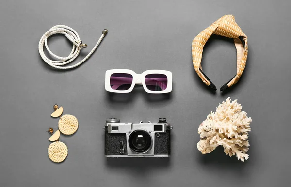 深色背景的时髦太阳镜 照相相机和女装配件 — 图库照片