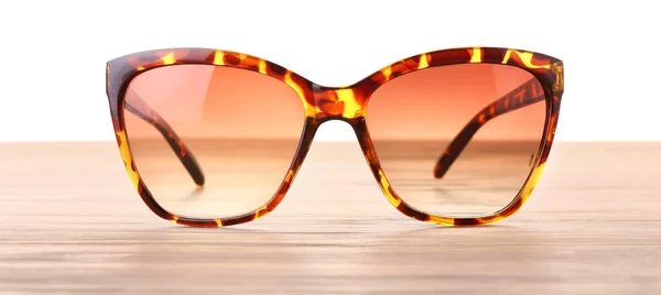 Masada Beyaz Arkaplan Karşısında Şık Güneş Gözlükleri — Stok fotoğraf