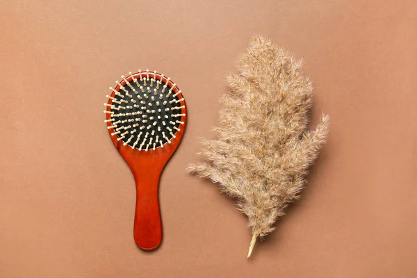 Brosse Cheveux Décor Floral Sur Fond Couleur — Photo