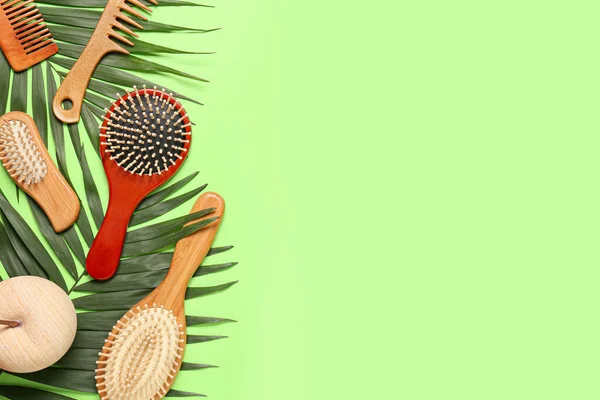 Hair Brushes Combs Palm Leaves Color Background — Stock Photo, Image