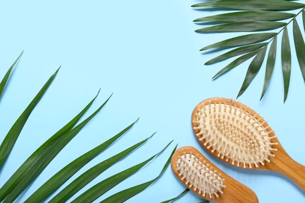 Hair Brushes Palm Leaves Color Background — Stock Photo, Image