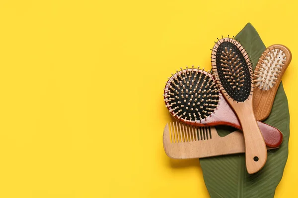 Plate Hair Brushes Comb Color Background — Stock Photo, Image
