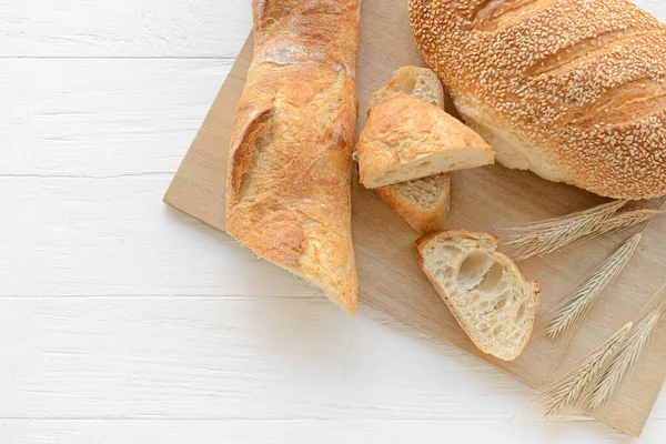 Deska Świeżym Chlebem Białym Drewnianym Tle — Zdjęcie stockowe