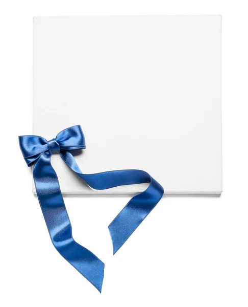 Prázdná Karta Modrou Stuhou Lukem Bílém Pozadí — Stock fotografie