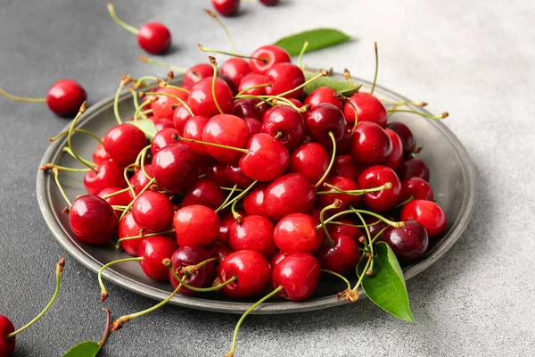 Assiette Avec Cerise Mûre Savoureuse Sur Table — Photo