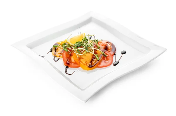 Placa Com Saboroso Carpaccio Tomate Sobre Fundo Branco — Fotografia de Stock