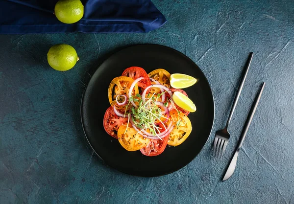 맛있는 토마토 파초를 어두운 배경에 놓는다 — 스톡 사진