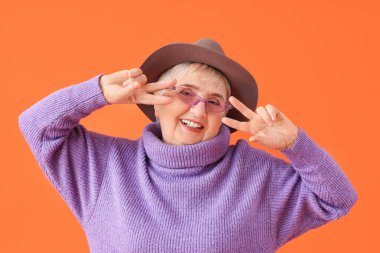 Renkli arka planda şık bir son sınıf kadınının portresi