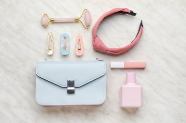 Hafif arkaplanda kadın aksesuarları