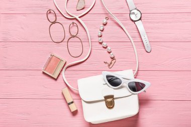Ahşap renkli arka planda kadın aksesuarları ve kozmetik ürünleri