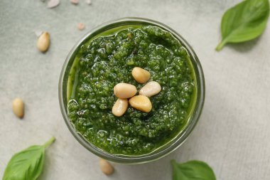 Arka planda taze pesto soslu kase, yakın plan.