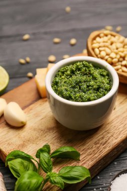 İçinde taze pesto sosu ve koyu ahşap masa malzemeleri olan bir pansiyon.