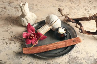 Masada tütsü olan güzel bir spa kompozisyonu.