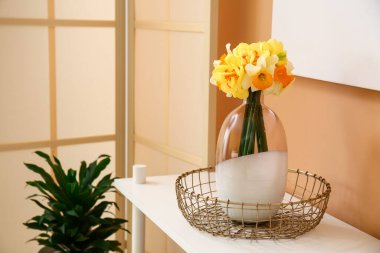 Vazo ve güzel narsisli çiçekler masadaydı.