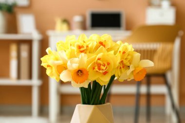 Odada güzel narsist çiçekleri olan vazo.