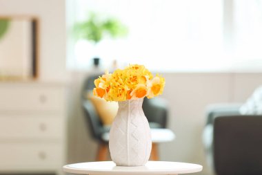 Masadaki güzel narsisli çiçek buketi