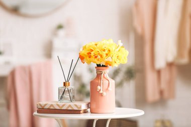 Bir buket güzel narsisus çiçeği. Odada sazlık ayırıcı var.