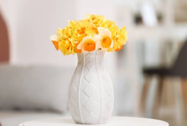 Masadaki güzel narsisli çiçek buketi