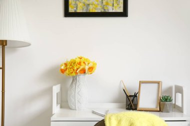 Narcissus çiçekleri olan modern işyerinin içidir.