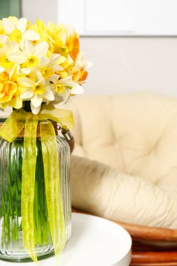 Vazo ve güzel narsisli çiçekler masadaydı.