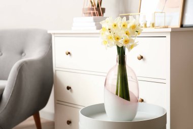 Vazo ve güzel narsisli çiçekler masadaydı.