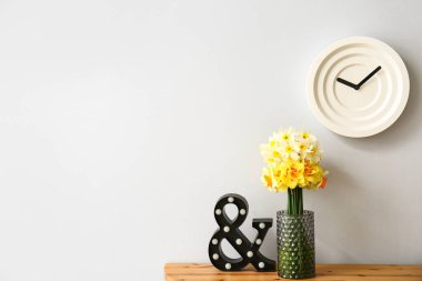 Masada narsist çiçekleri olan vazo.