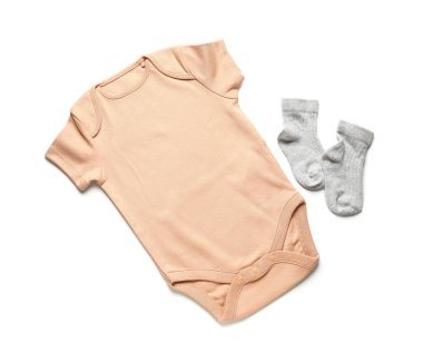 Beyaz arka planda bebek kıyafetleri ve çorapları