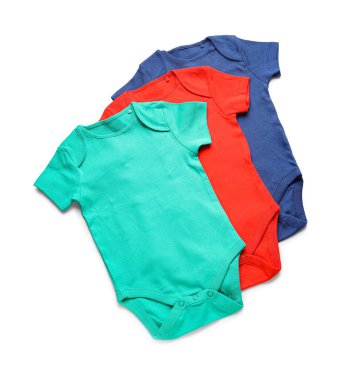 Beyaz arka planda bebek kıyafetleri