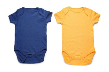 Beyaz arka planda bebek kıyafetleri