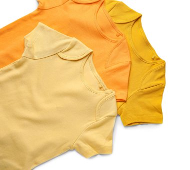 Beyaz arka planda bebek kıyafetleri, yakın plan.