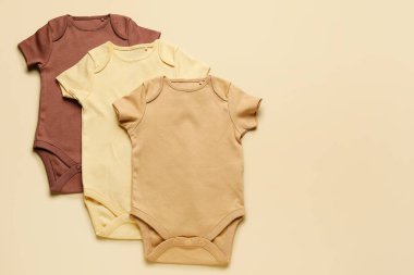 Renkli arka planda bebek kıyafetleri