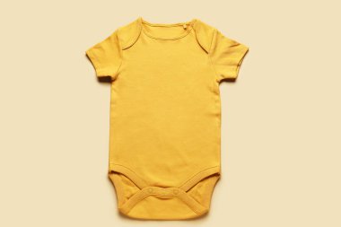 Renkli arka planda bebek kıyafetleri