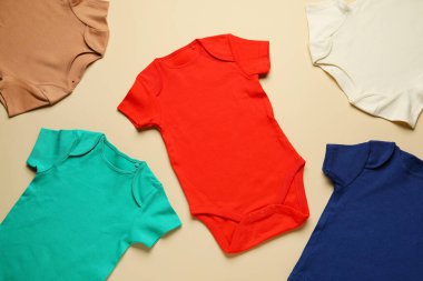 Renkli arka planda bebek kıyafetleri