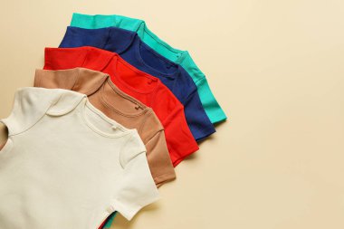 Renkli arka planda bebek kıyafetleri