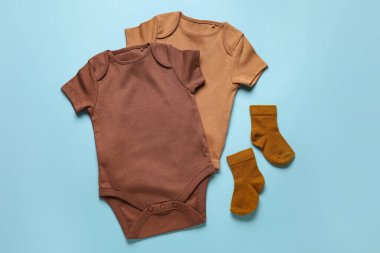 Renkli arka planda bebek kıyafetleri ve çorapları