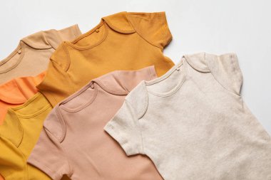 Beyaz arka planda bebek kıyafetleri