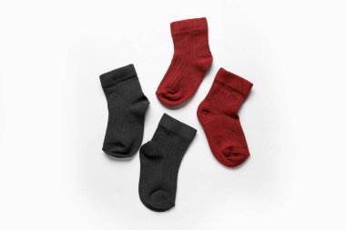 Beyaz arka planda bebek çorapları