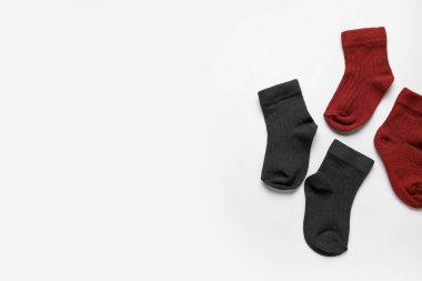 Beyaz arka planda bebek çorapları