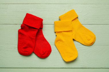 Bebek çorapları ahşap arka planda, yakın plan