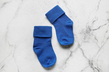 Hafif arka planda bebek çorapları, yakın plan
